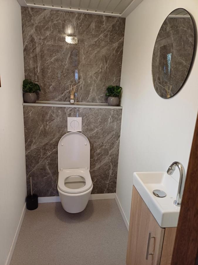 Vrijstaand Chalet Met Veel Buitenruimte En Veranda Zuid-Scharwoude Luaran gambar