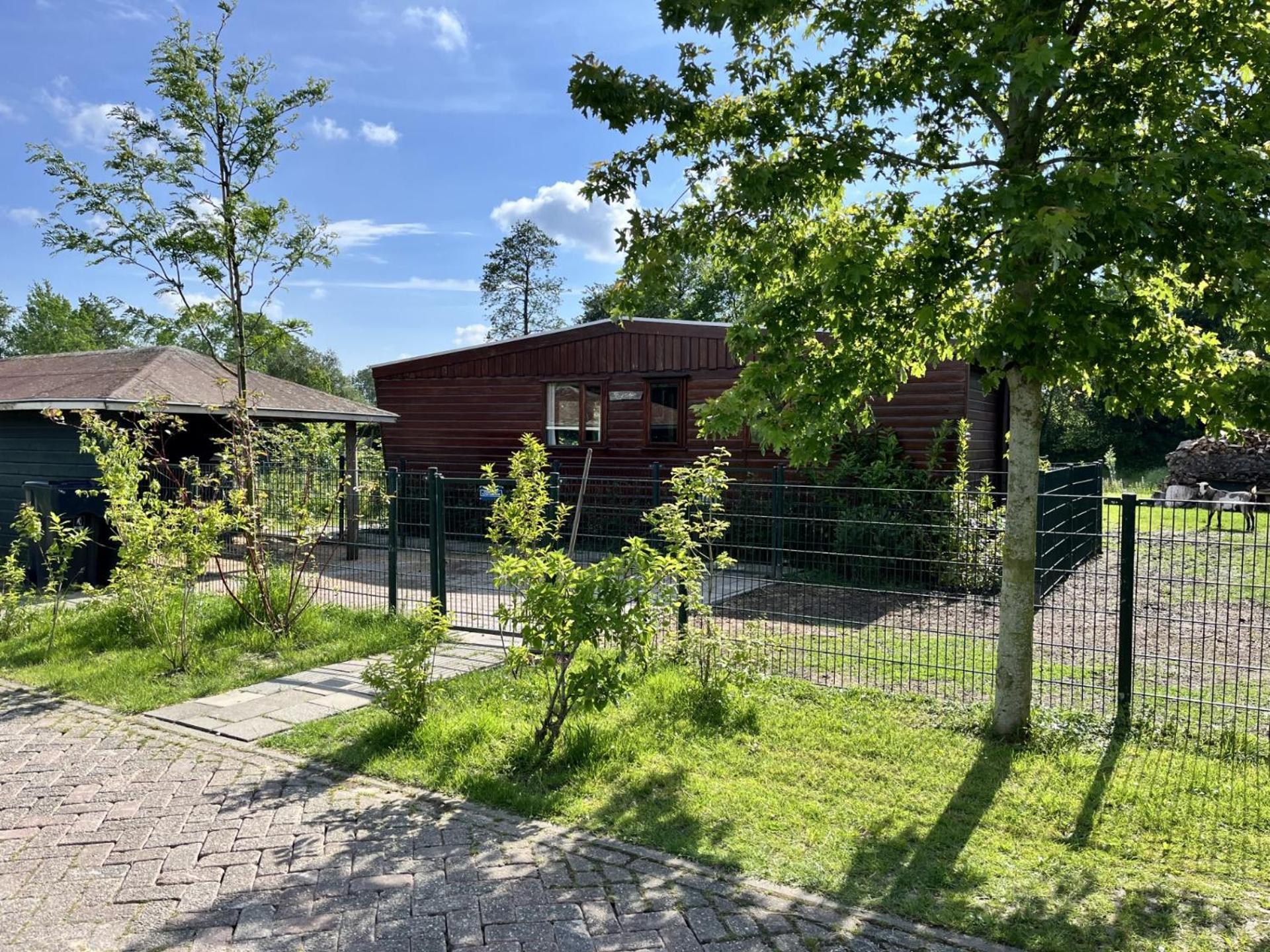 Vrijstaand Chalet Met Veel Buitenruimte En Veranda Zuid-Scharwoude Luaran gambar